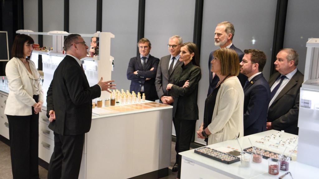 Los Reyes Felipe y Letizia durante la inauguración de la segunda torre de la compañía Puig en L'Hospitalet de Llobregat.