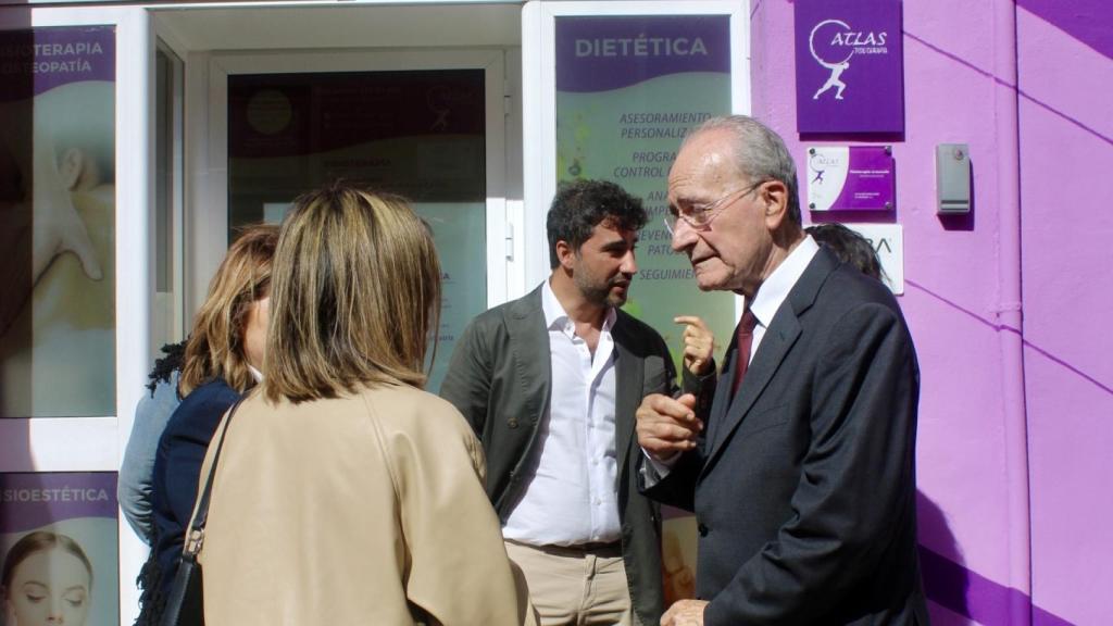Francisco de la Torre junto a la diseñadora de la fisioterapia Atlas