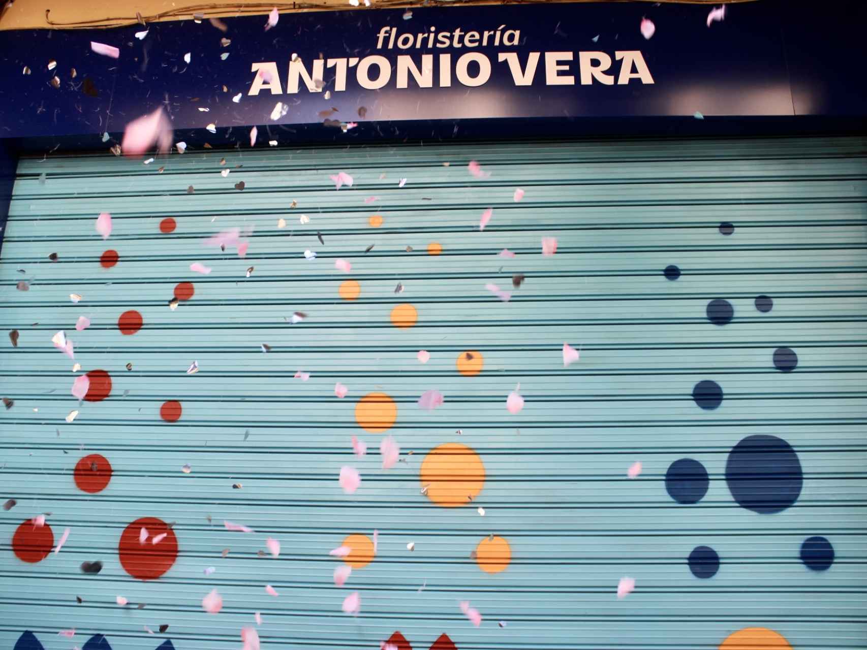 Confeti volando frente a la fachada de la Floristería Antonio Vera
