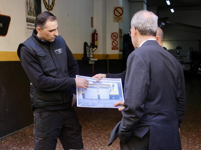 Francisco de la Torre hablando con los propietarios del taller Integrauto