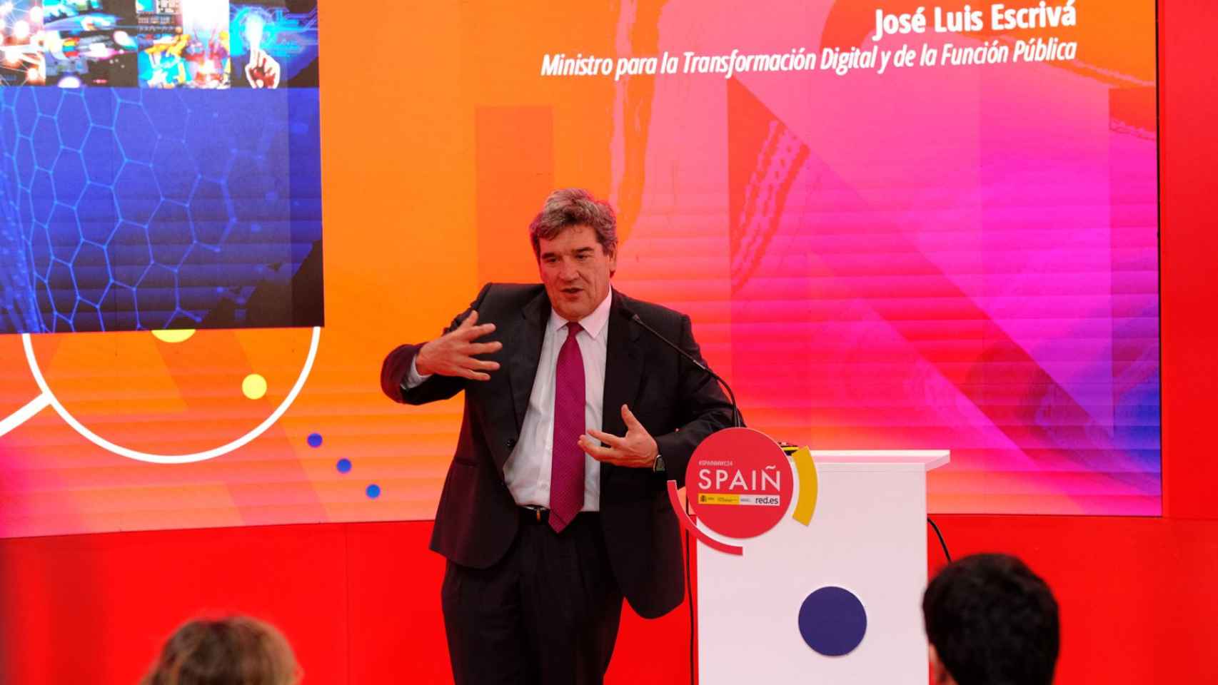 José Luis Escrivá, ministro para la Transformación Digital y de Función Pública, durante una rueda de prensa en el MWC 2024.