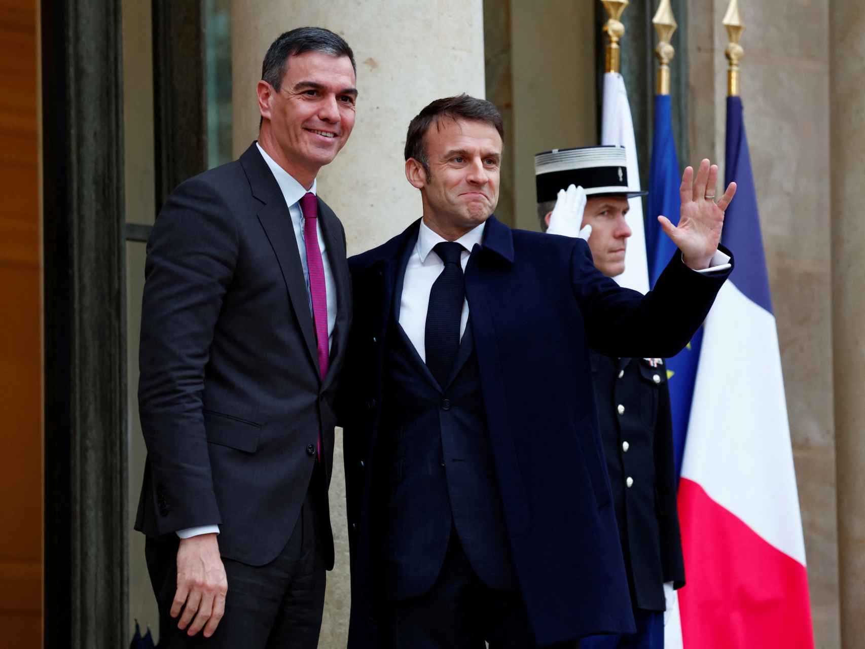 Emmanuel Macron recibe a Pedro Sánchez en París antes de la cumbre de apoyo a Ucrania.