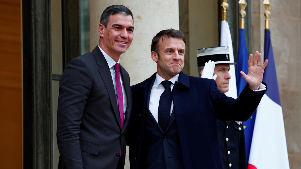 Emmanuel Macron recibe a Pedro Sánchez en París antes de la cumbre de apoyo a Ucrania