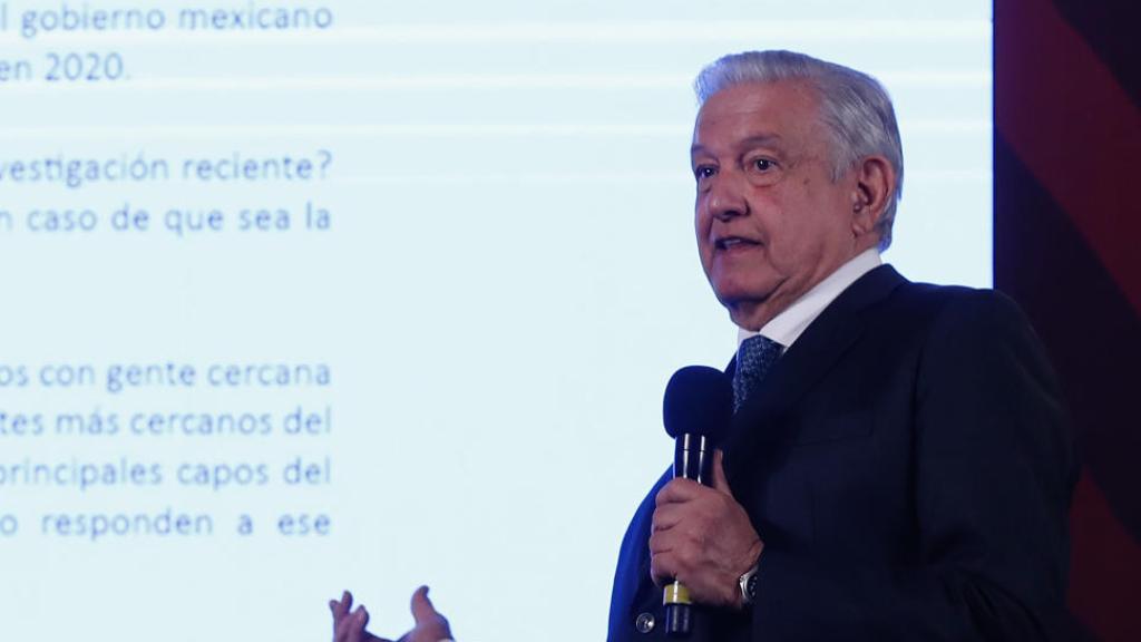 López Obrador, en el momento de difundir el reportaje del New York Times ante otros medios.