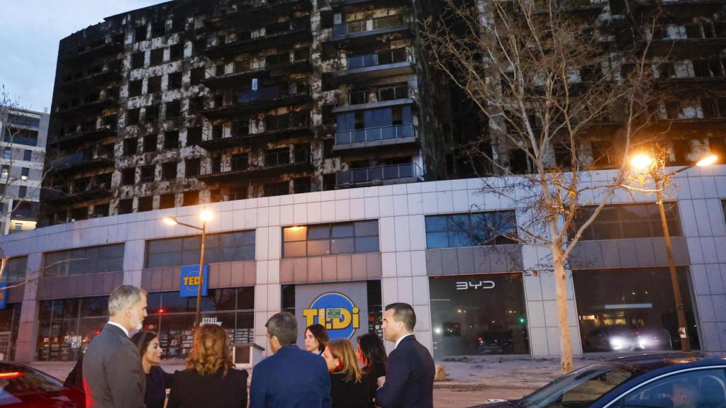 Los Reyes, junto al resto de autoridades a los pies del edificio incendiado. CR