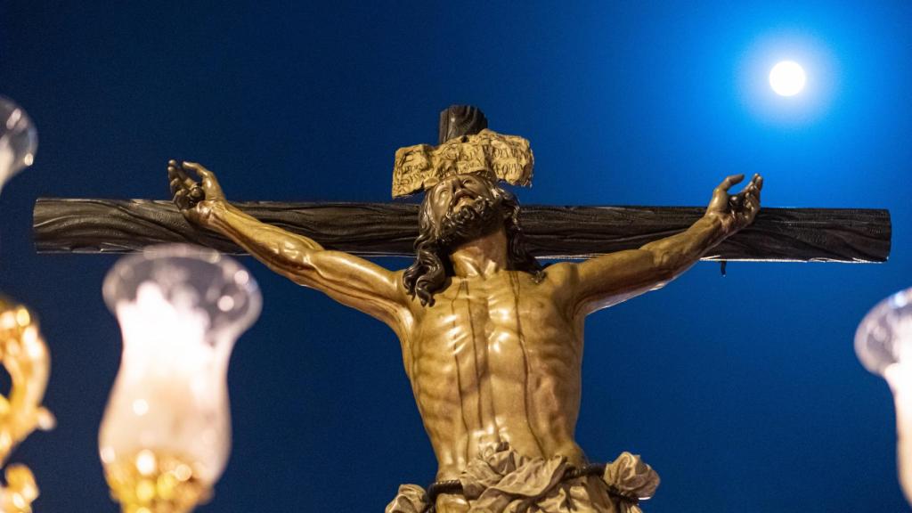 El Cachorro bajo la luna de Parasceve en la noche del Viernes Santo