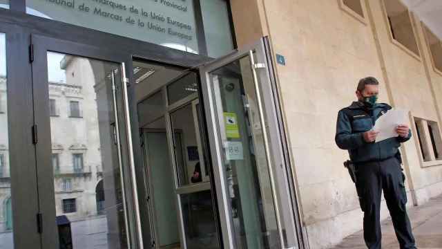 Un agente en la entrada de la Audiencia de Alicante, en una imagen de archivo.
