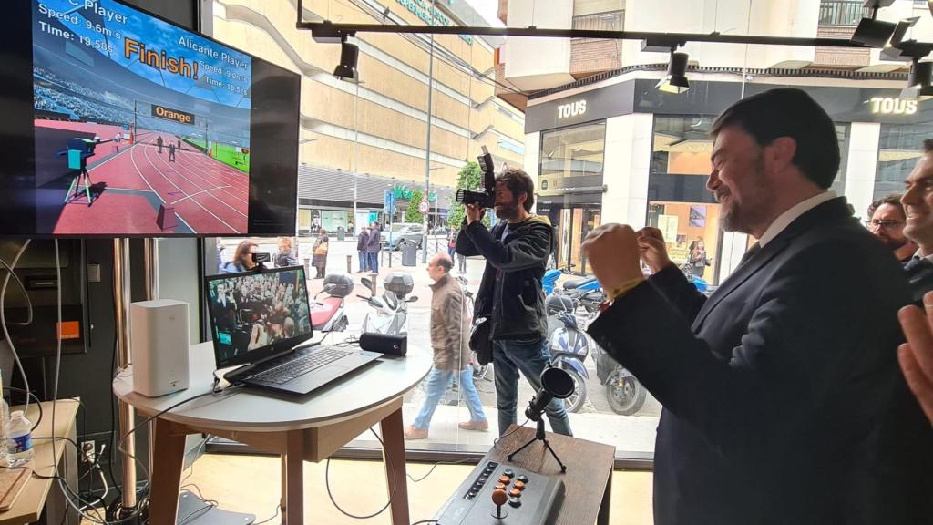 Luis Barcala saluda al Rey Felipe VI en el Mobile World Congress desde una tienda de Maisonnave