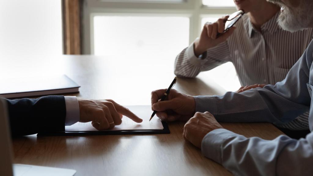 Dos personas acuden a un despacho de abogados, en una imagen de archivo.