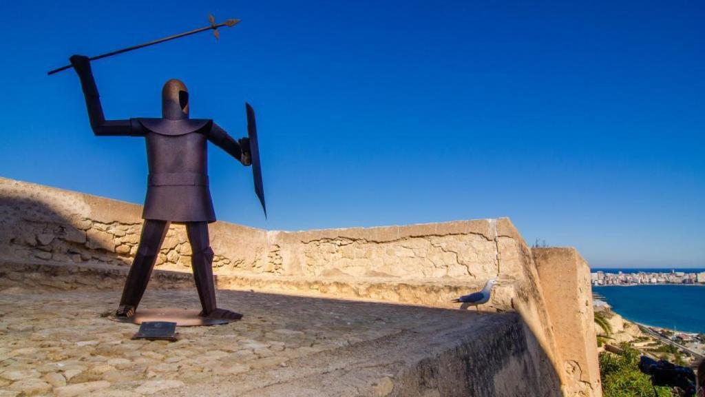 Estatua de un soldado en la Edad Media en el castillo de Santa Bárbara.