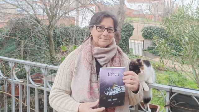 La escritora María Jesús Morales posa con su libro en su pueblo