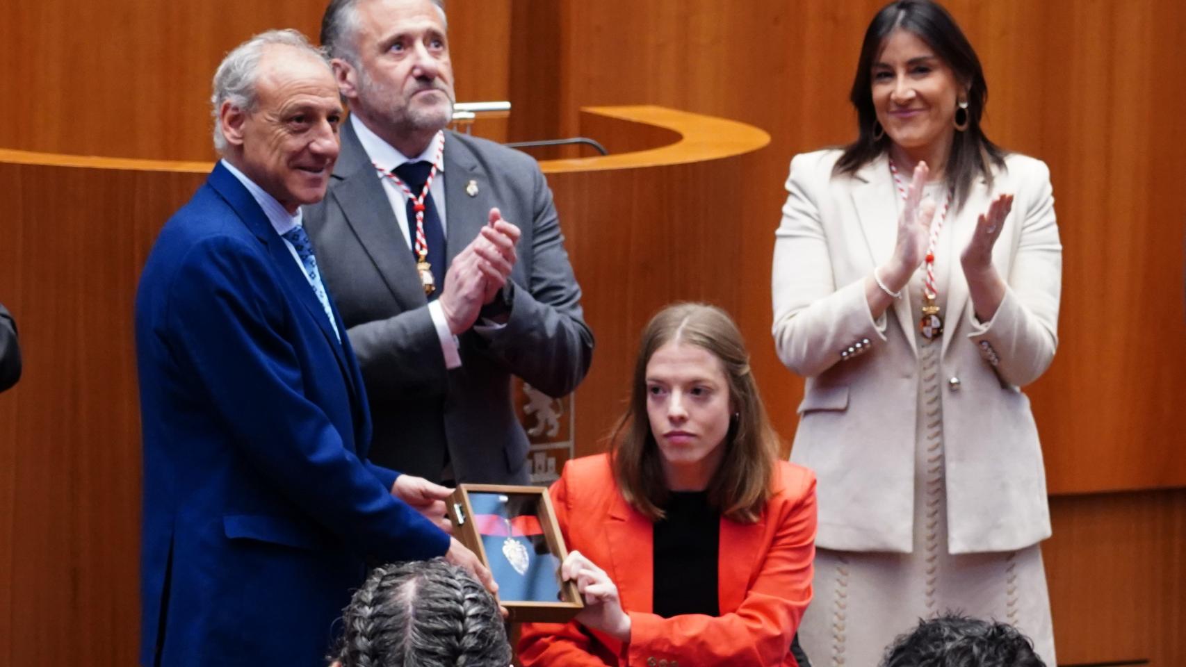 Acto institucional del 41 aniver el presidente de las Cortes, Carlos Pollán, entrega la Medalla de Oro de las Cortes de Castilla y León