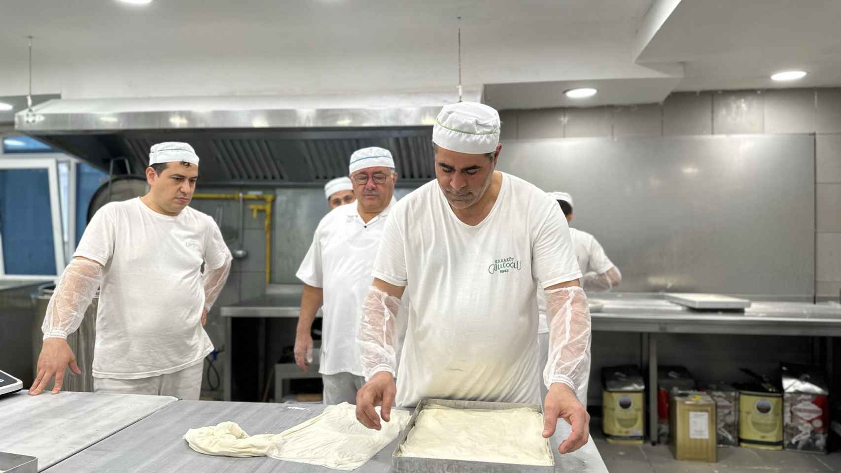 Empleados de Karaköy Güllüoğlu trabajando la masa.