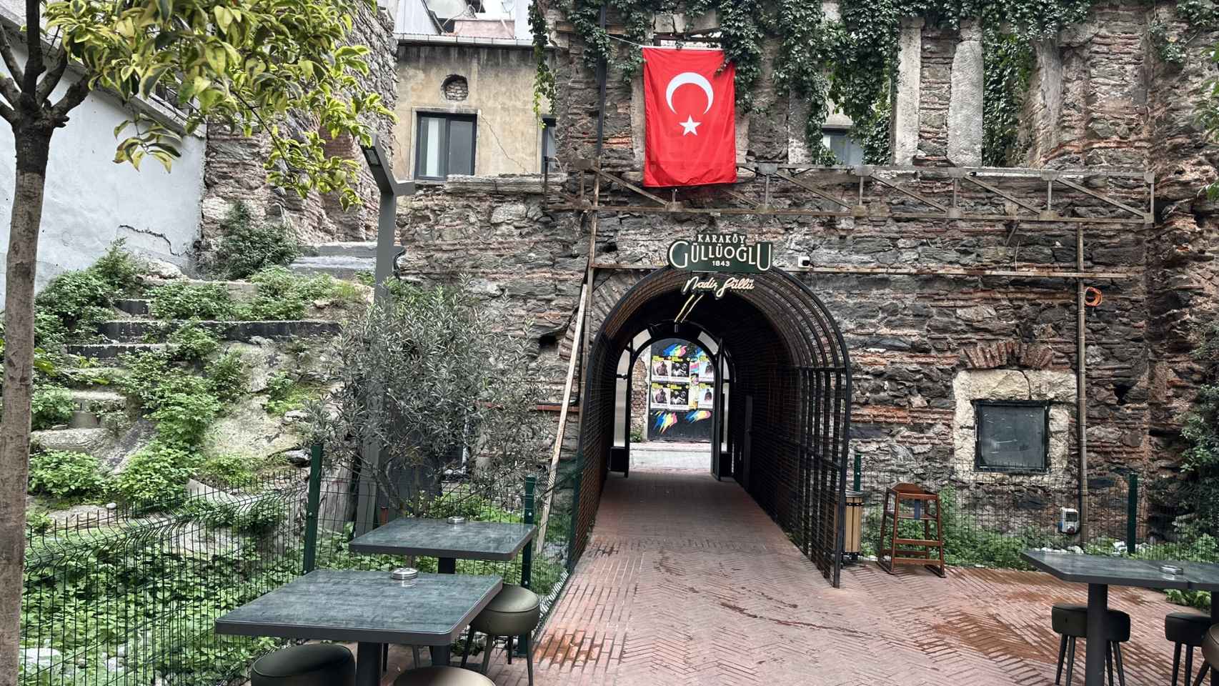 La tienda cuenta con una agradable terraza  y sus vistas a la puerta del Imperio Otomano.