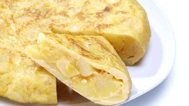 La nueva forma de hacer una tortilla en un solo minuto que está triunfando en España.