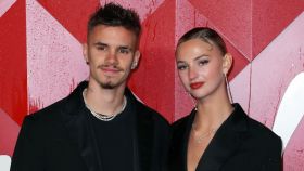 Romeo Beckham y Mia Regan, en diciembre de 2023.