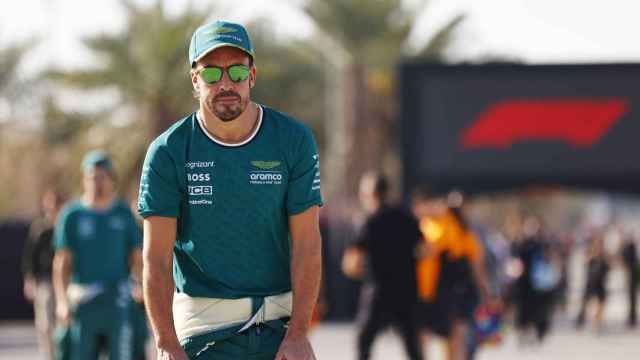 Fernando Alonso, en el paddock del circuito de Sakhir