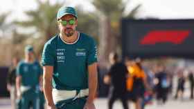 Fernando Alonso, en el paddock del circuito de Sakhir