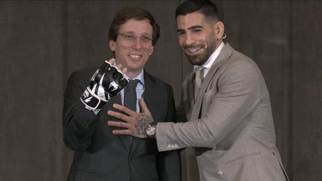 José Luis Martínez-Almeida e Ilia Topuria, en el Ayuntamiento de Madrid