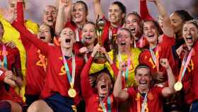 La selección femenina española levanta la Copa del Mundo.