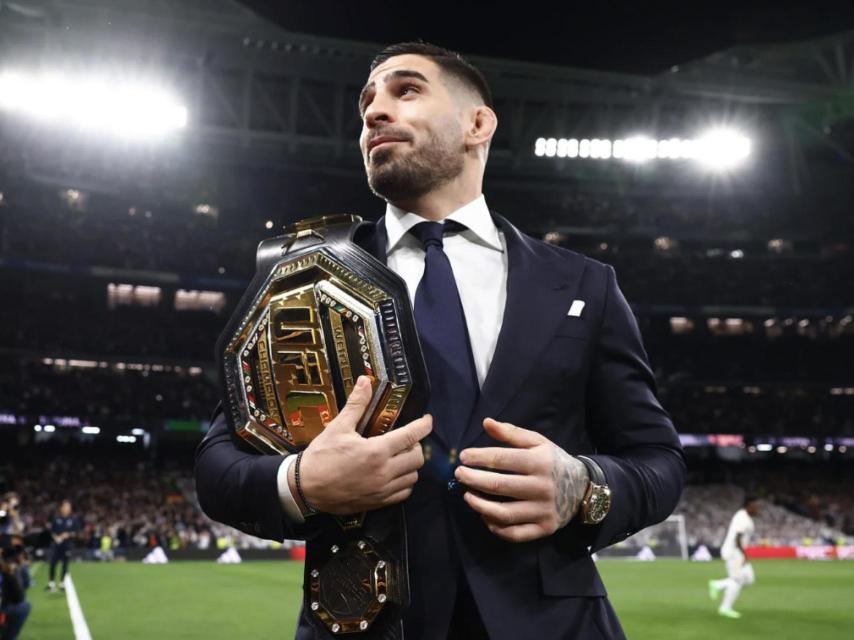 Ilia Topuria luce su cinturón de campeón de la UFC en el Santiago Bernabéu