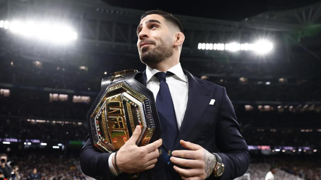 Ilia Topuria luce su cinturón de campeón de la UFC en el Santiago Bernabéu