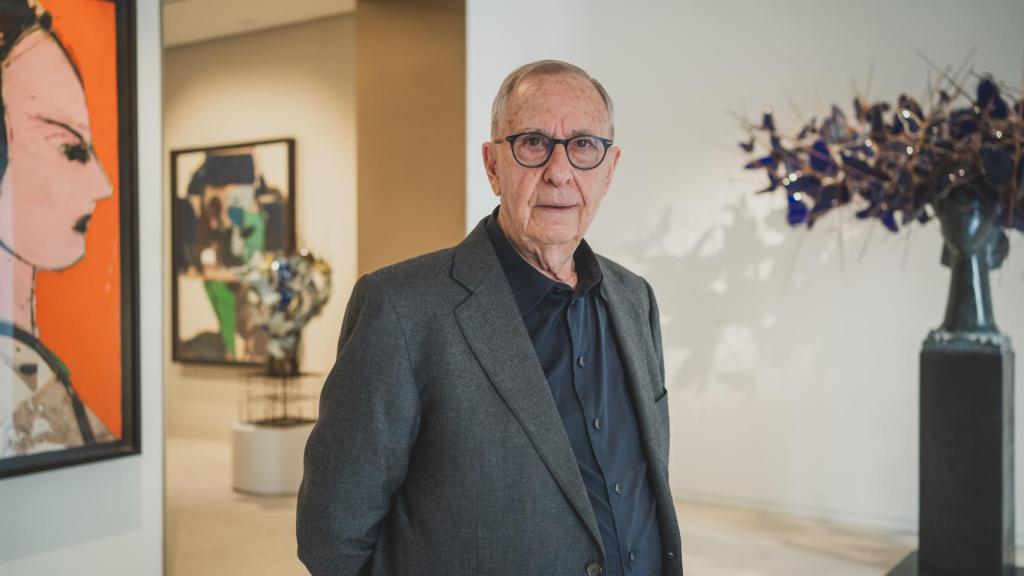 Manolo Valdés en su exposición en la Opera Gallery de Madrid.