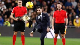 Ilia Topuria hace el saque de honor en el Santiago Bernabéu