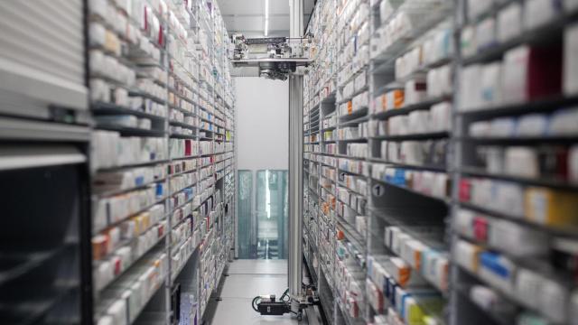 Un autodispensador de medicamentos de la sección de Farmacia del Hospital Ramón y Cajal, a 4 de enero de 2024, en Madrid.