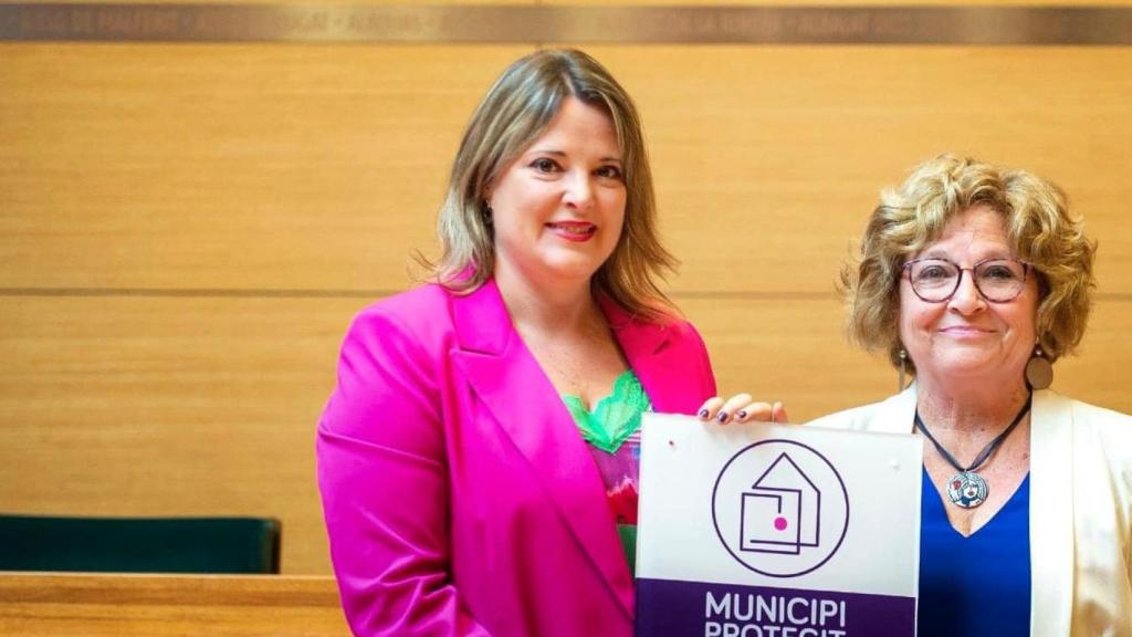 Ana María González -izquierda-, alcaldesa de Llaurí. EE