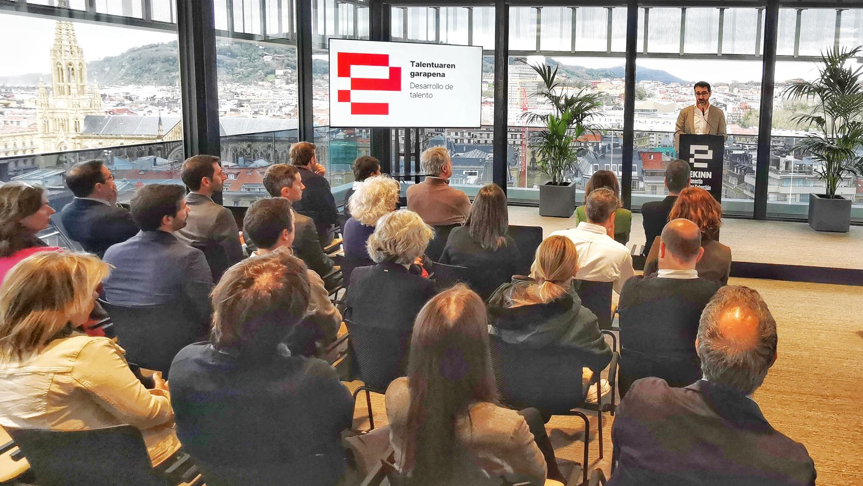 Íñigo Olaizola, director de Fomento de San Sebastián, durante su charla ante el ecosistema emprendedor donostiarra, durante la inauguración de EkINN.