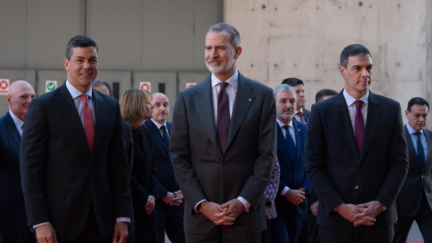 El rey Felipe VI, junto al presidente de Paraguay, Santiago Peña, y el presidente del Gobierno, Pedro Sánchez.