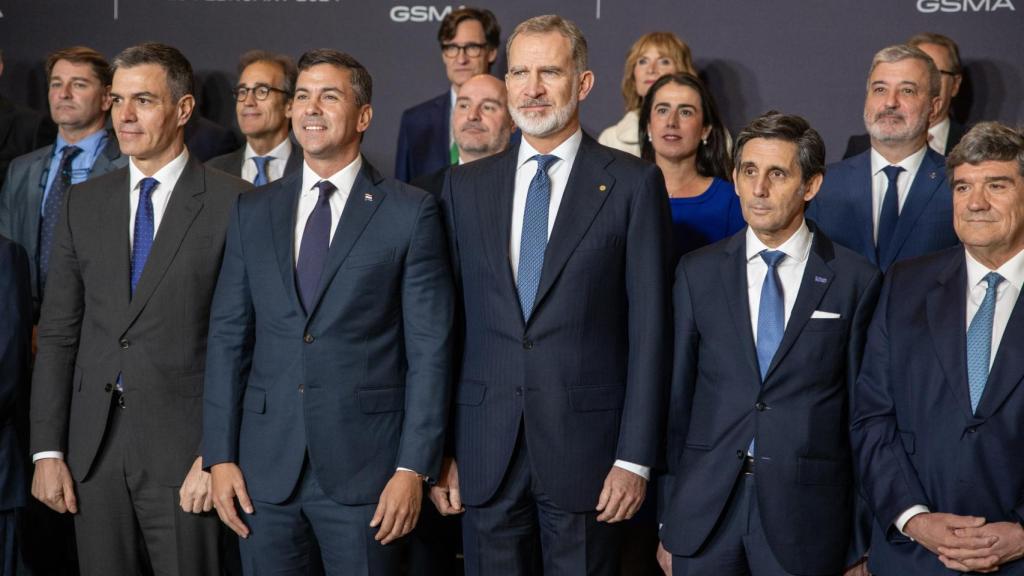 (I-D) El presidente del Gobierno, Pedro Sánchez; el presidente de Paraguay, Santiago Peña; el Rey Felipe VI, y el presidente de Telefónica y del consejo de GSMA, José María Álvarez-Pallete, durante la cena inaugural del MWC este domingo.