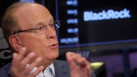 Larry Fink, presidente y CEO de BlackRock, duranta una entrevista.