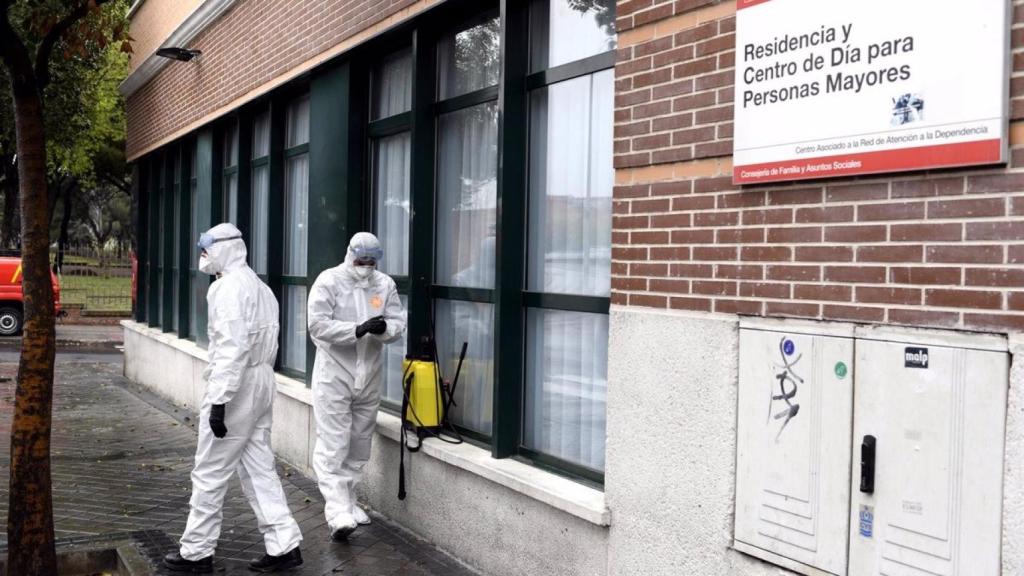 Efectivos de la Unidad Militar de Emergencias (UME) del Ejército a su llegada a la Residencia de mayores Amavir ubicada en el barrio madrileño de Usera.