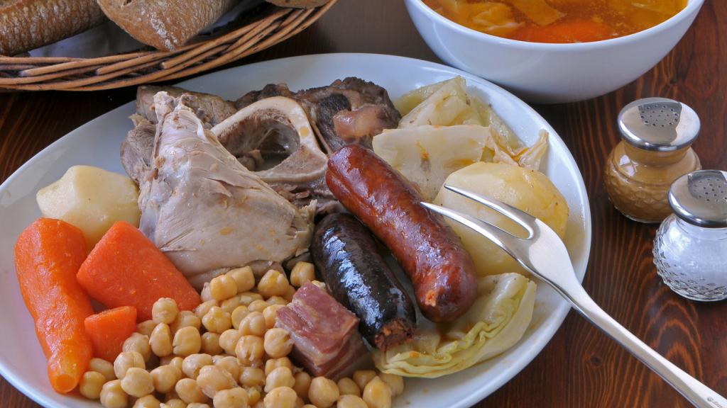 En este buffet de cocido puedes repetir lo que quieras, desde vino, ensalada, cocido y postre.