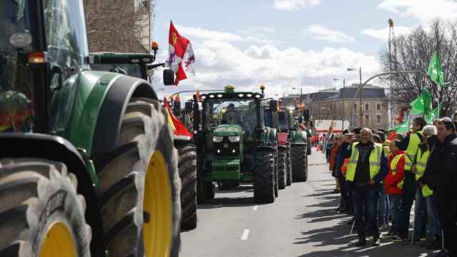 Agricultores de varios puntos de España circulan con sus tractores por el Paseo del Prado.
