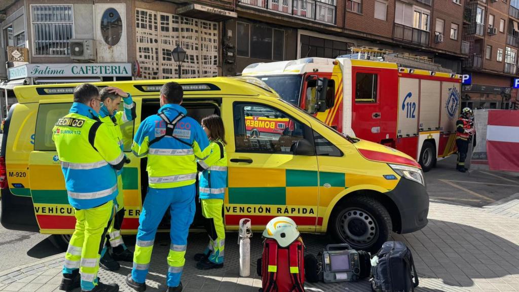 Sanitarios del Summa desplegados en el lugar de los hechos.