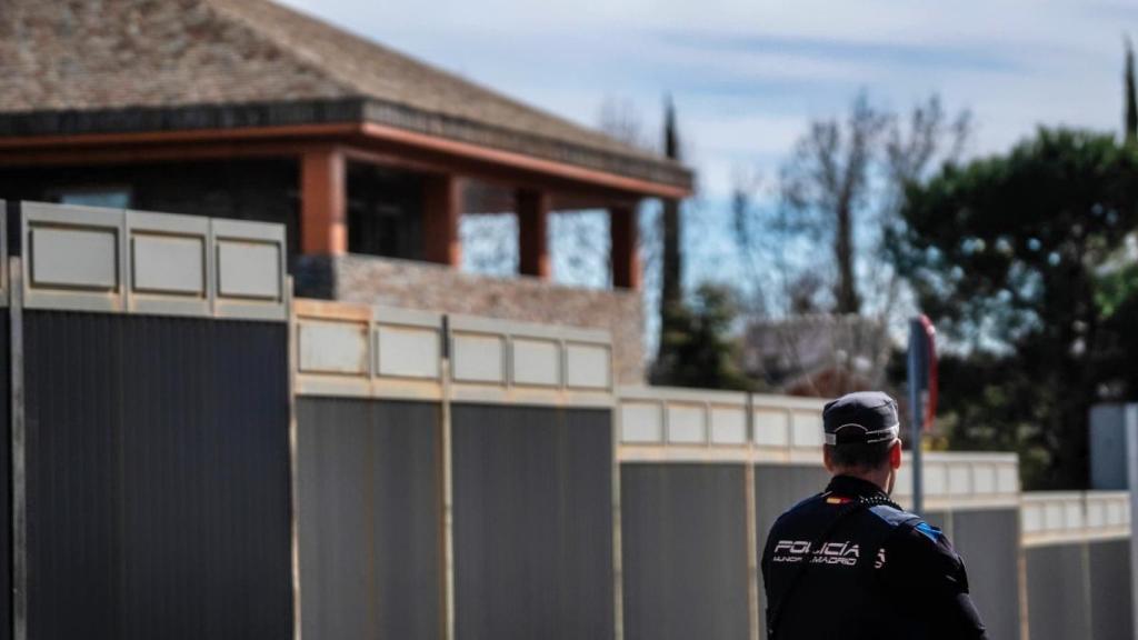 Un agente de la Policía municipal en las inmediaciones de la residencia Juan XXIII de Aravaca, el pasado 18 de febrero.