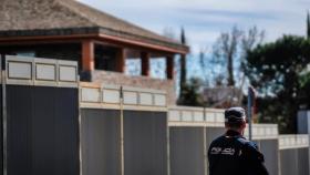 Un agente de la Policía municipal en las inmediaciones de la residencia Juan XXIII de Aravaca, el pasado 18 de febrero.