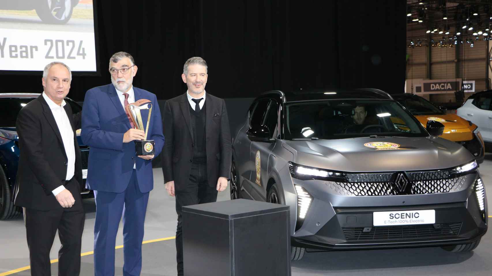 Momento de la recogida del premio por parte de los directivos de Renault.