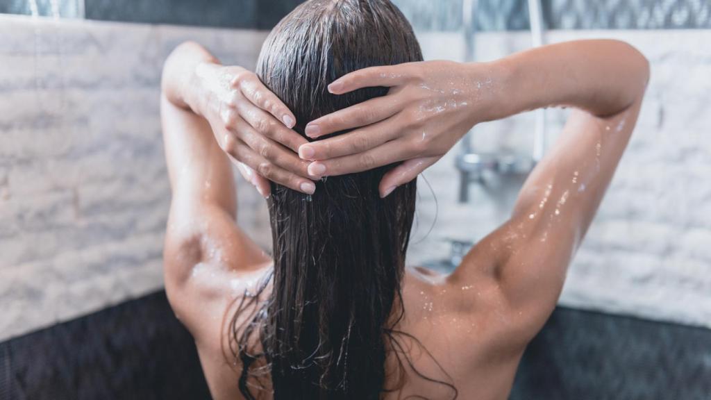 La técnica del prelavado es la última tendencia en España para tener el cabello limpio hasta una semana.