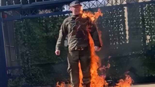 El soldado de las fuerzas aéreas de Estados Unidos, Aaron Bushnell, en el momento en el que se prende fuego.