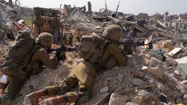 Soldados israelíes operan entre ruinas de edificios en la Franja de Gaza.