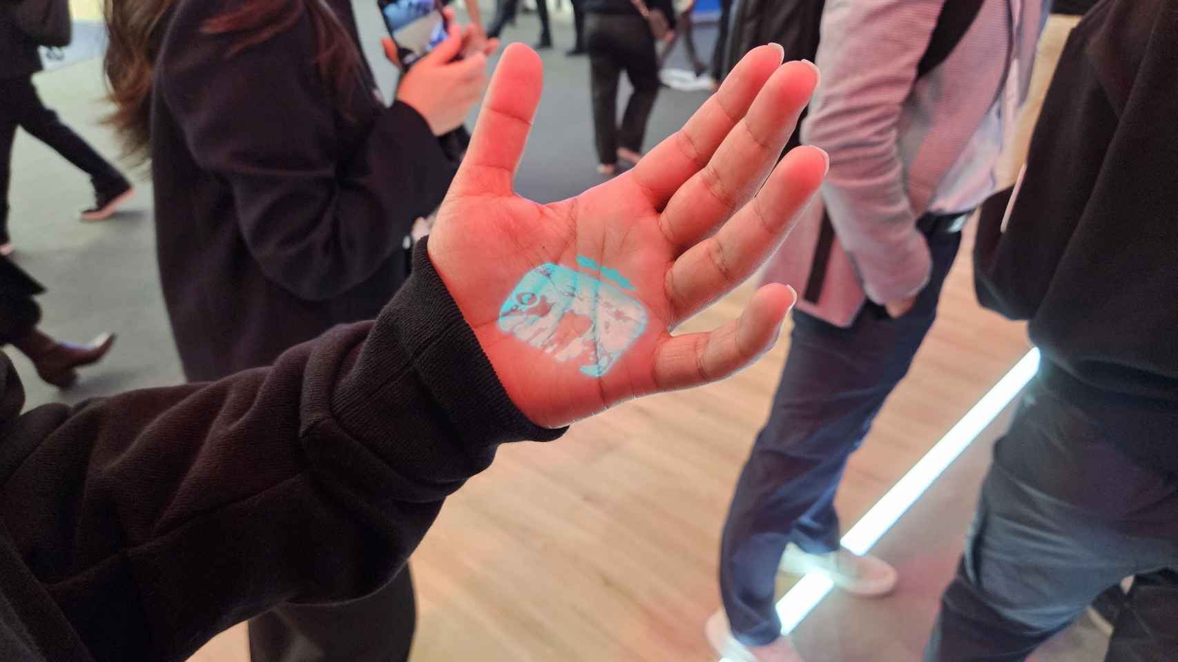 Proyección de una imagen en la palma con el Humane AI Pin