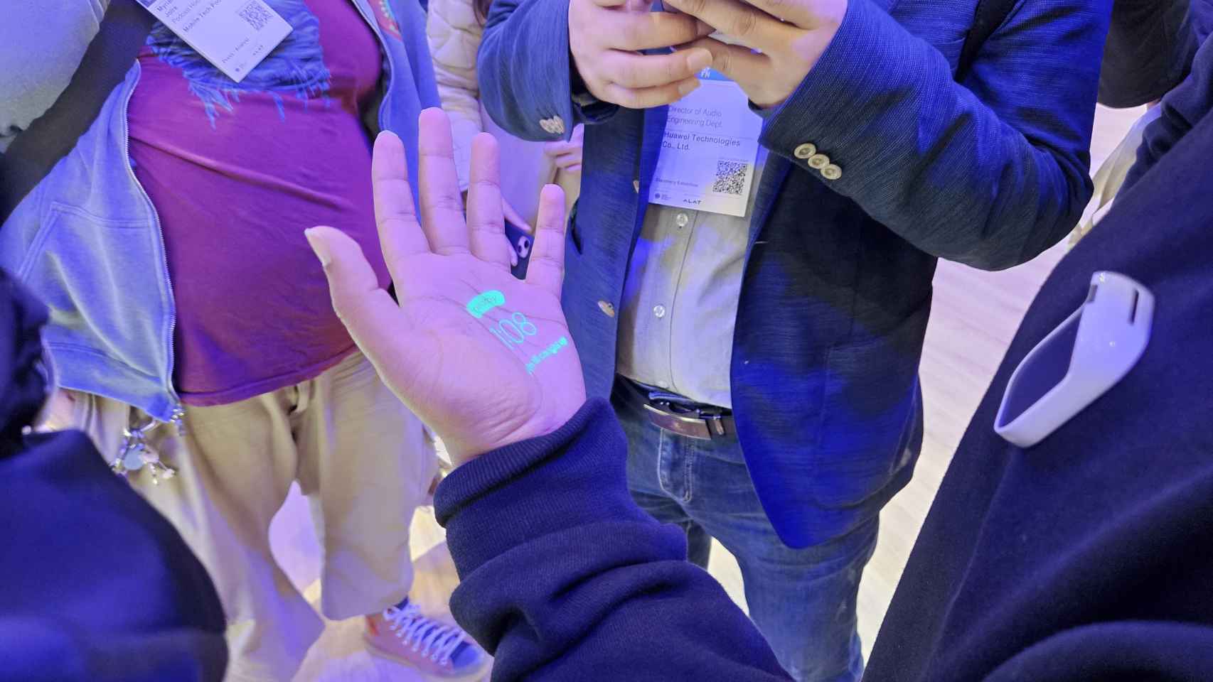 Proyección en la mano del Humane AI Pin