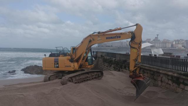 Trabajos para levantar la duna de Riazor.