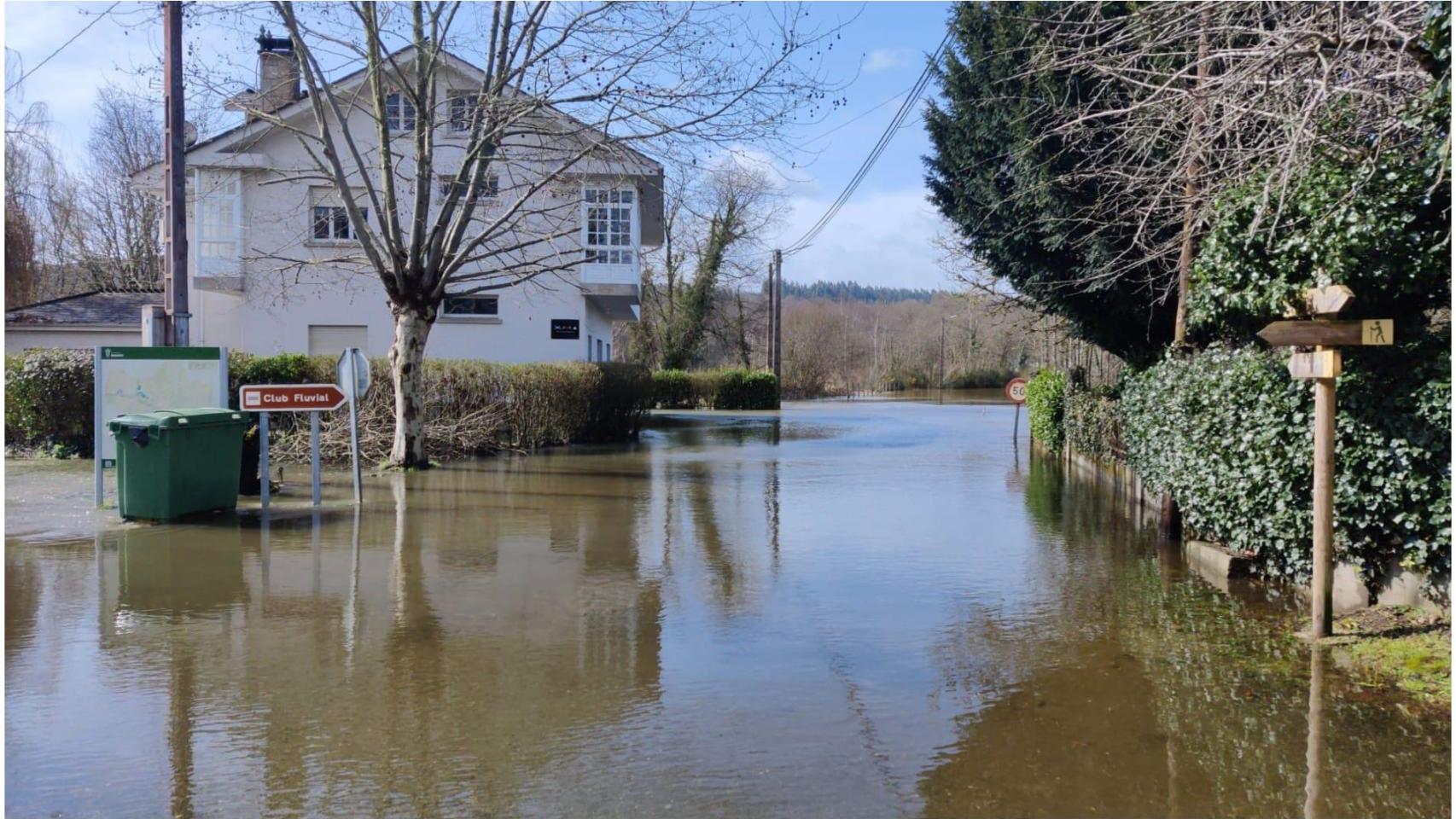 Río Ladra desbordado en el Club Fluvial de Begonte (Lugo)