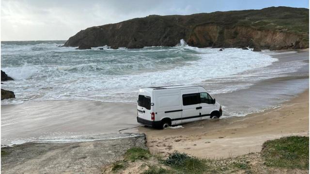 Una furgoneta acaba en la arena de la playa de los Botes de Valdoviño (A Coruña)