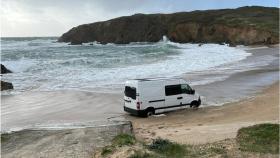 Una furgoneta acaba en la arena de la playa de los Botes de Valdoviño (A Coruña)